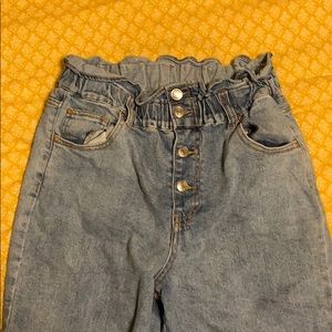 High waisted jeans wuth button detail